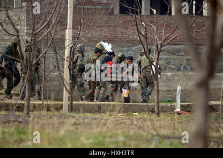 Srinagar, Kaschmir. 28. März 2017. Indische Armeesoldaten tragen ihre verletzten Kameraden im zentralen Kaschmir Chadoora etwa 20 Kilometer von der Sommerhauptstadt Srinagar in Kaschmir am 28. März 2017. Bildnachweis: Pazifische Presse/Alamy Live-Nachrichten Stockfoto