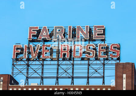 MONTREAL, Kanada - 29. Mai 2011: "Farine fünf Rosen" ist eine Marke von Mehl, die Zeichen ist ein beliebtes Symbol für die Stadt Montreal Stockfoto