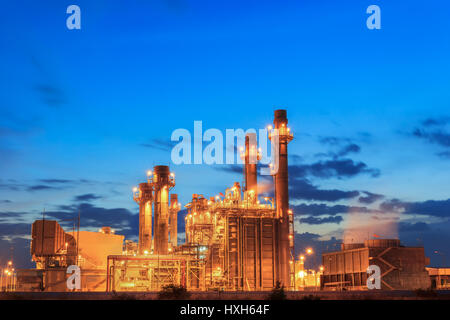 Elektrische Gasturbinenkraftwerk mit Sonnenuntergang Stockfoto