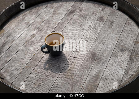 Espresso Kaffee Tasse auf Holztisch im freien Stockfoto