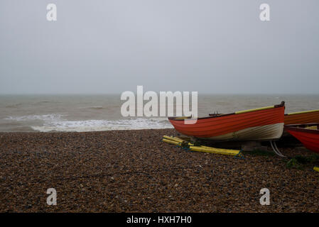 Ruderboote am Strand, Hove, Sussex Stockfoto