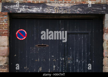 Alte hölzerne Garagentore, Normandie, Frankreich Stockfoto