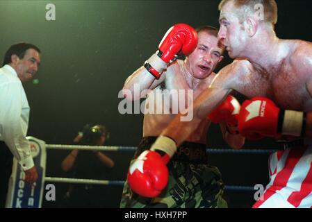 PAUL INGLE & BILLY HARDY im FEDERGEWICHT BOXER 30. August 1998 Stockfoto