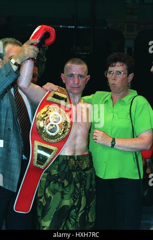 PAUL INGLE mit Mutter im FEDERGEWICHT BOXER 30. August 1998 Stockfoto