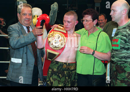 PAUL INGLE mit Mutter im FEDERGEWICHT BOXER 30. August 1998 Stockfoto