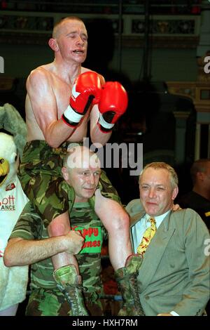 PAUL INGLE STEVE POLLARD im FEDERGEWICHT BOXER 30. August 1998 Stockfoto