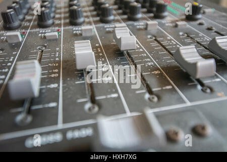 Fader und Potis Trimmer in einen Mixer Tabelle, Produktionsstudio, Konzert oder DJ Booth. Stockfoto