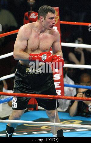 VITALI KLITSCHKO LEWIS V KLITSCHKO STAPLES Center LOS ANGELES USA 21. Juni 2003 Stockfoto