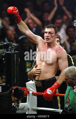 VITALI KLITSCHKO LEWIS V KLITSCHKO STAPLES Center LOS ANGELES USA 21. Juni 2003 Stockfoto