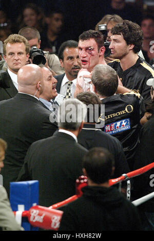 VITALI KLITSCHKO LEWIS V KLITSCHKO STAPLES Center LOS ANGELES USA 21. Juni 2003 Stockfoto