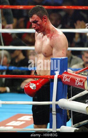 VITALI KLITSCHKO LEWIS V KLITSCHKO STAPLES Center LOS ANGELES USA 21. Juni 2003 Stockfoto