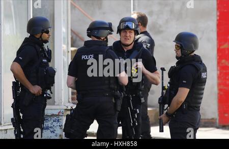 BEWAFFNETE Polizei SCARBOROUGH NORTH YORKSHIRE SCARBOROUGH NORTH YORKSHIRE SCARBOROUGH NORTH YORKSHIRE ENGLAND 8. Juni 2015 Stockfoto