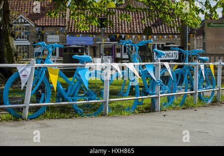 BLAUE Fahrräder kennzeichnen die ROUTE TOUR DE YORKSHIRE Etappe TOUR DE YORKSHIRE Stufe 1 THORNTON LE DALE NORTH YORKSHIRE ENGLAND 01 Mai 2 Stockfoto