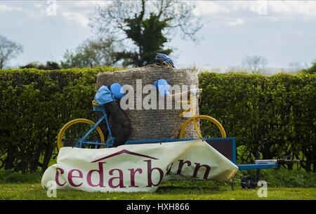 Radfahrer im Heu Ballen CEDARBARN Hofladen in der Nähe abgeholt CEDARBARN Hofladen in der Nähe abgeholt PICKERING NORTH YORKSHIRE ENGLAND 01 Mai 201 Stockfoto