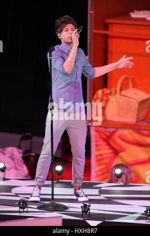 LOUIS TOMLINSON eine Richtung eine Richtung STRATFORD LONDON ENGLAND 12. August 2012 Stockfoto