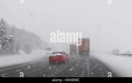 Der Verkehr auf A1M IN starkem Schneefall Verkehr auf A1M Nord YORKSHIR A1M ROAD NORTH YORKSHIRE 1. Dezember 2010 Stockfoto