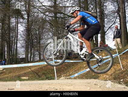 MOUNTAIN BIKER DALBY DARE EVENT DALBY FOREST YORKSHIRE 24. April 2010 Stockfoto