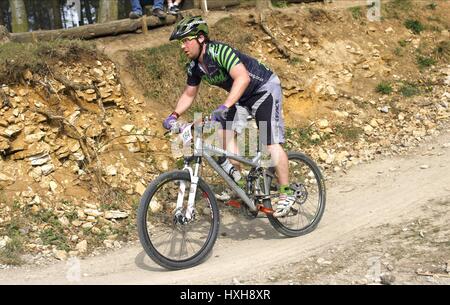 MOUNTAIN BIKER DALBY DARE EVENT DALBY FOREST YORKSHIRE 24. April 2010 Stockfoto