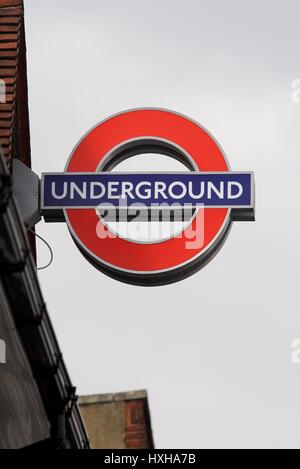 LONDON UNDERGROUND Zeichen LONDON unterirdische Zeichen ENGLAND 12. April 2008 Stockfoto