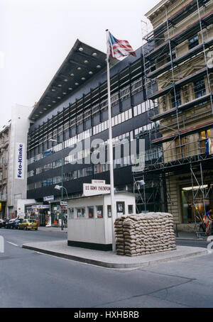 BERLIN Neubauten wo es früher Wachtürme und die Wand am Chekpoint Charlie Stockfoto