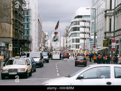 BERLIN Neubauten wo es früher Wachtürme und die Wand am Chekpoint Charlie Stockfoto