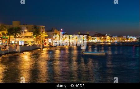 Panorama von San Miguel auf Cozumel Insel bei Nacht Stockfoto