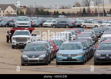 Pontiac, Michigan - ein Arbeiter entlädt einige Tausender von Volkswagen Diesel-Fahrzeuge, die auf den vakanten Pontiac Silverdome geparkt sind. VW kaufte b Stockfoto