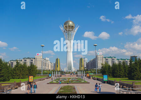 Baiterek Monumen in Astana. Menschen gehen auf die Gegend an einem sonnigen Tag Stockfoto