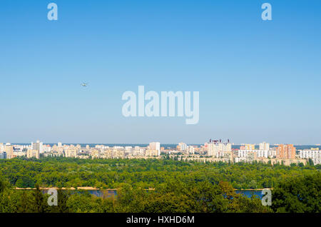 Hubschrauber fliegen über der Stadt Kiew. Kiew ist die Hauptstadt der Ukraine Stockfoto