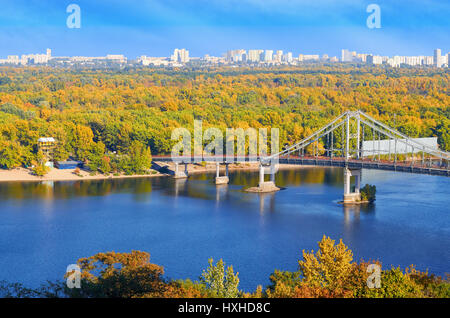 Fußgängerbrücke über den Dnjepr. Herbst. Kiew. Ukraine Stockfoto