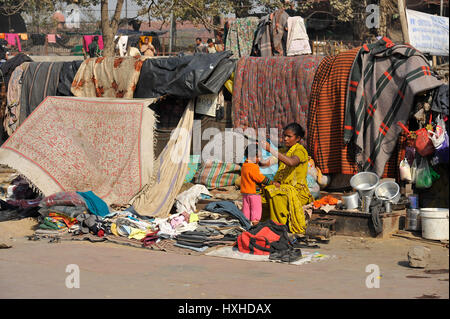 Eine Frau Kämmen ihrer kleinen Tochter frisch gewaschen Haar in einem Slum, Neu-Delhi Stockfoto