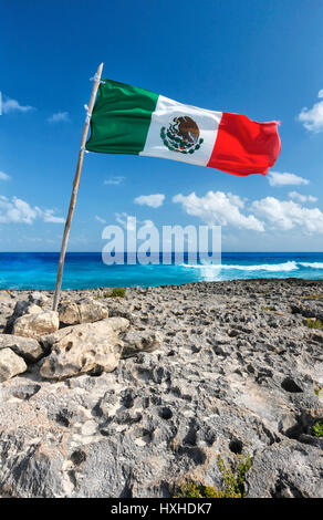 Mexikanischen Flagge auf felsigen Strand auf der Insel Cozumel Stockfoto