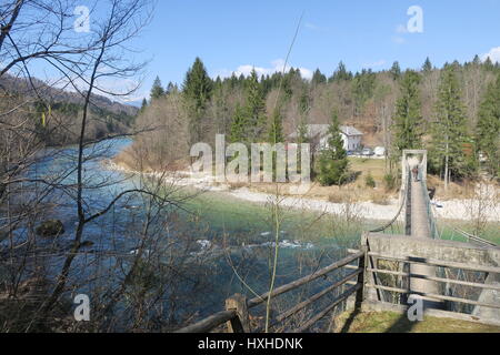 Blick auf Hängebrücke über Fluss Sava im oberen Krain in der Stadt Radovljica. Fluss ist sehr sauberes Wasser, reine blaue und grüne Farben, läuft nach Süden Stockfoto