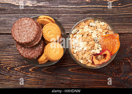Müsli und Gebäck in Schalen. Stockfoto