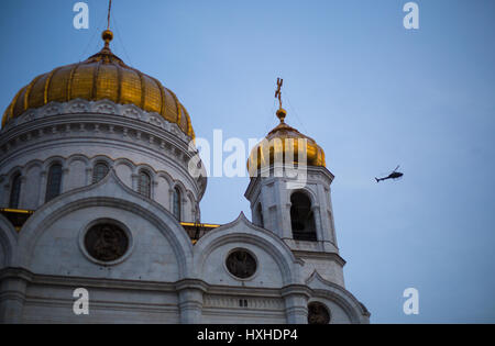 Tempel von Christus dem Erlöser in Moskau und ein Hubschrauber Stockfoto