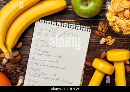 Apfel, Banane, Notebook und Hanteln. Stockfoto