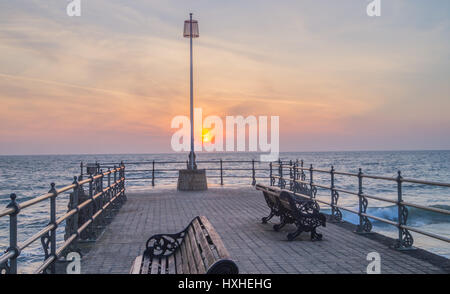 Einen schönen Sonnenaufgang am Ende der Swanage, Dorset, England Pier Stockfoto