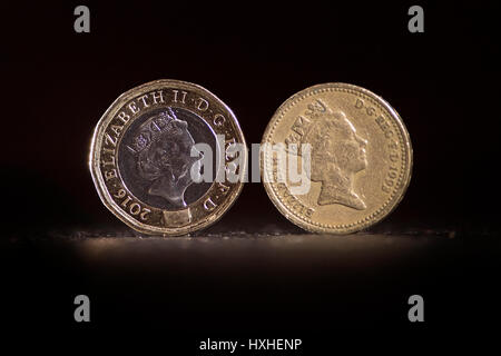 Eine neue 12-seitigen Â £1 Münze (links) neben einem alten Â £1 Münze. Stockfoto