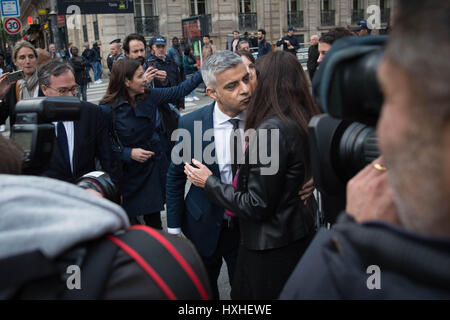 Londoner Bürgermeister, Sadiq Khan ist erfüllt von seinem Amtskollegen Paris, Anne Hidalgo am Gare du Nord in der französischen Hauptstadt wie kam er aus Brüssel während seines dreitägigen Besuch zu den europäischen Städten, wo er treffen wird EU-Politiker und Beamte zu reden Austritt und die jüngsten Terror, Anschlag in London. Stockfoto