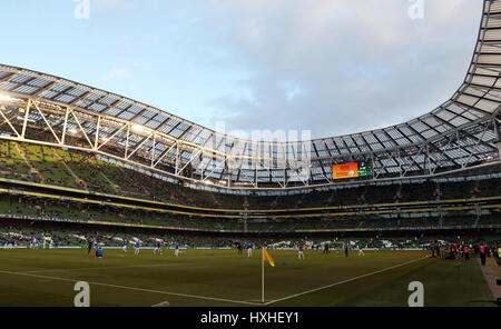 Republik von Irland und Island Spieler Aufwärmen vor der internationale Freundschaftsspiele Spiel im Aviva Stadium Dublin. Stockfoto