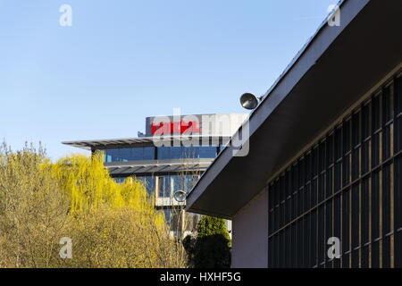 Prag, Tschechische Republik - 28. März: Lukoil internationalen Öl- und Gasindustrie Firmenlogo auf tschechischen Hauptquartier am 28. März 2017 in Prag, Tschechien. Stockfoto