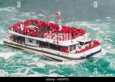 Die Hornblower Boot, Niagara Wonder, voll mit Touristen neben der kanadischen Wasserfälle auf Niagara, Ontario, Kanada. Stockfoto