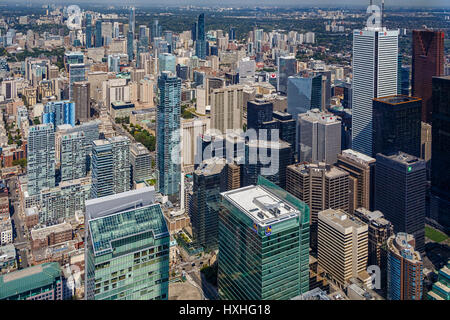 Der Blick auf Downtown Toronto von der Aussichtsplattform des CN Tower, Toronto, Ontario, Kanada. Stockfoto