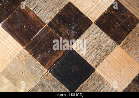 Detail einer Tischplatte in Eindhoven, Niederlande. Recyceltes Holz wird verwendet, um die Tabelle zu bilden. Stockfoto