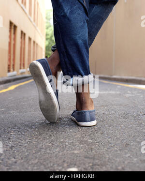 Niedrigen Winkel Porträt eines Mannes Beine und Schuhe von hinten Stockfoto