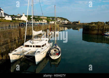 Katamaran vertäut im Hafen von Portpatrick, Dumfries and Galloway, Schottland, UK Stockfoto