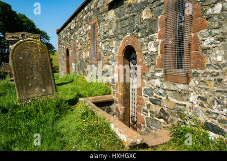 Tür und Grabstein in der Kirkmadrine Kirche in Rhins of Galloway, Dumfries and Galloway, Schottland, Großbritannien Stockfoto