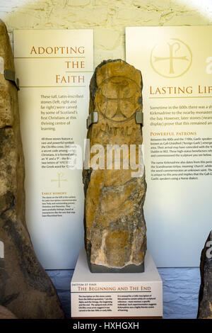 Einen Kirkmadrine Stein auf dem Display in der Kirkmadrine Kirche in Rhins of Galloway, Dumfries and Galloway, Schottland, Großbritannien Stockfoto