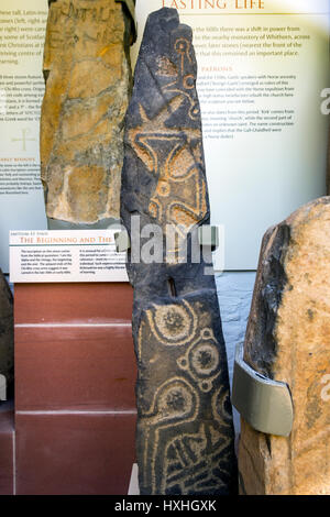 Einen Kirkmadrine Stein auf dem Display in der Kirkmadrine Kirche in Rhins of Galloway, Dumfries and Galloway, Schottland, Großbritannien Stockfoto