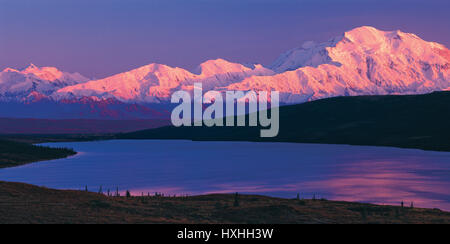 Denali, Mount McKinley mit Wonder Lake im Herbst bei Sonnenaufgang, Denali National Park, Alaska, USA. Stockfoto